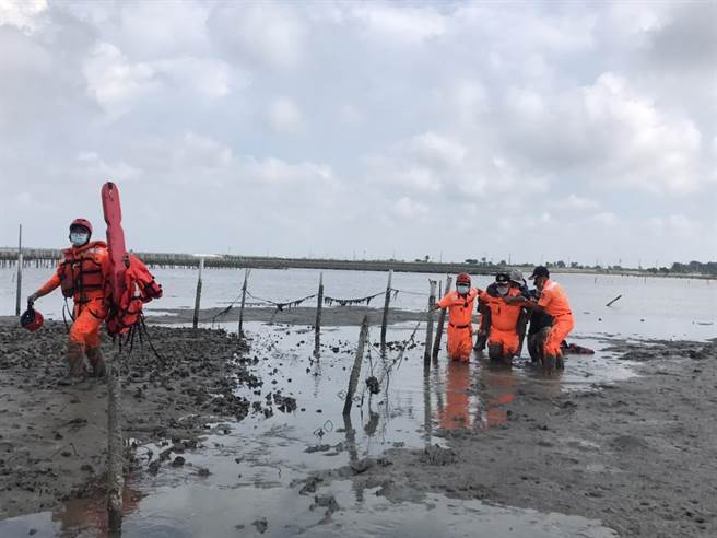 海巡人员至少走了450公尺至500公尺左右，才把受困沙洲的妇人救出，所幸妇人并未受伤。（海巡署第四岸巡队提供∕吕妍庭嘉义传真）