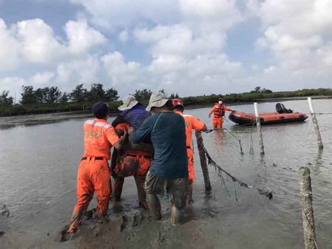 海巡人员至少走了450公尺至500公尺左右，才把受困沙洲的妇人救出，所幸妇人并未受伤。（海巡署第四岸巡队提供∕吕妍庭嘉义传真）