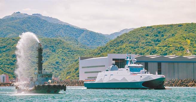 海軍高效能艦艇後續艦首艦「塔江軍艦」7月27日舉行交艦典禮，典禮後隨即航行返回蘇澳軍港，司令劉志斌上將率官兵於碼頭迎接，並舉行返港歡迎儀式。（軍聞社）