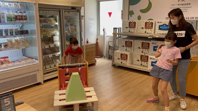 家乐福文教基金与阳明海运文化基金会携手举办「环教小学堂」活动，将家乐福内湖影响力概念店变成学堂、卖场商品变成教具。（家乐福文教基金会提供／林良齐台北传真）