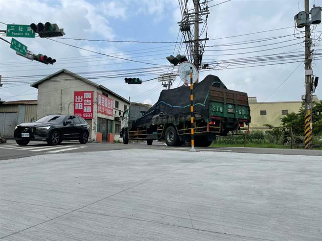 台中市神岡區三社路與大富路口狹窄，許多工廠的大車難轉彎。（王文吉攝）