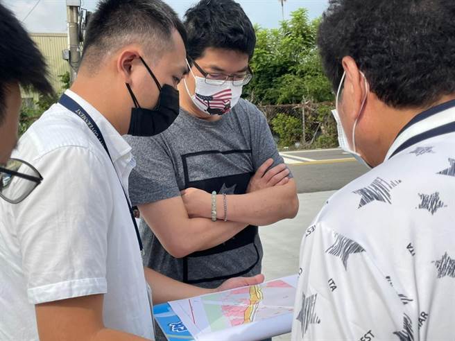 台中市議員周永鴻（中）邀集相關單位會勘，爭取拓寬神岡區瓶頸路口。（王文吉攝）