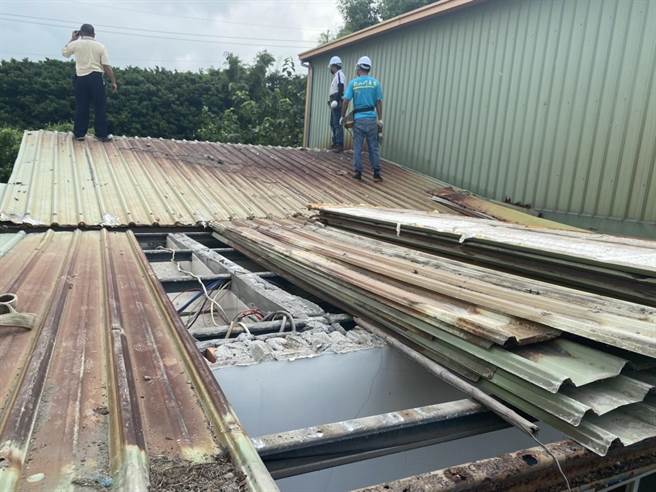 31歲洪男，因聽力障礙領有身障手冊，平時靠打零工扶養太太與3名年幼子女，家境清寒居住在老舊破損的平房內，最近接連大雨讓破舊老屋漏水情形加劇。(黃旗旺提供／吳建輝彰化傳真)