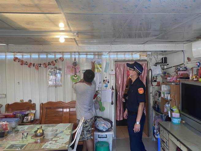 衡山社福基金會彰化行善團第五團團長黃旗旺得知後，集結當地慈化慈善會、受安慈善會、玉天慈善會等善心人士捐款，協助洪男翻修住家。(黃旗旺提供／吳建輝彰化傳真)