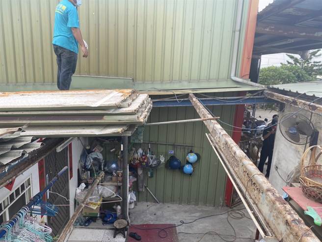 拆除屋頂因雨淋鏽蝕的金屬浪板，調派大型吊車把整個屋頂換上全新的烤漆浪板，讓整個洪男的住家整個煥然一新。(黃旗旺提供／吳建輝彰化傳真)