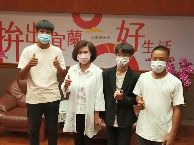 宜兰县长林姿妙（左二）2日表扬荣获「2021年总统教育奖」的三名「宜兰囝仔」：陈宇 （左起）、王博右以及丰恩麒。（胡健森摄）