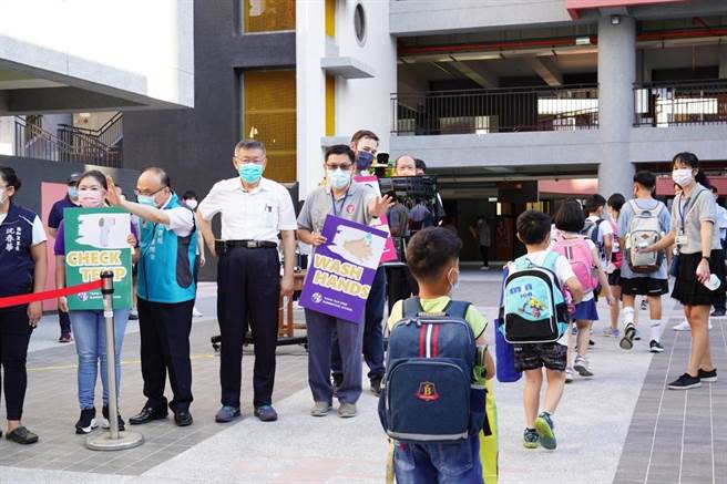 台北市高中职以下学校1日开学，副市长蔡炳坤2日表示，校外人士有进到校园的需求，盼中央尽快推动数位疫苗证明，方便民眾进出学校。图为1日开学，市长柯文哲到学校视察的情况。（台北市政府提供／张立勋台北传真）