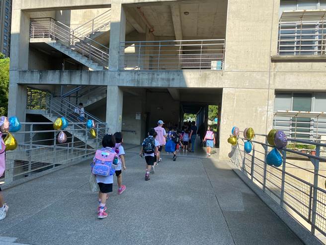 新北市北大特区的桃子脚国中小为了舒缓新生入学后的紧张情绪，特别设置家长安抚区，让家长给学童加油打气，另外也设计「跟着气球上学趣」活动，利用气球布置开学走道，缓解学童适应环境的焦虑感。（桃子脚国中小提供）