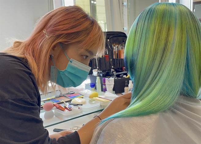 弘光美髮校友何歆翌在疫情期间努力创作。（陈淑娥摄）