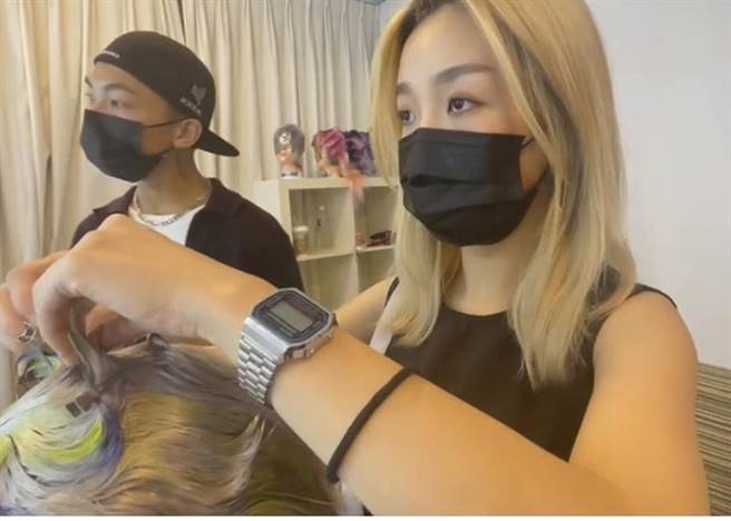 弘光美髮系校友周诗涵以天气设计造型。（陈淑娥摄）