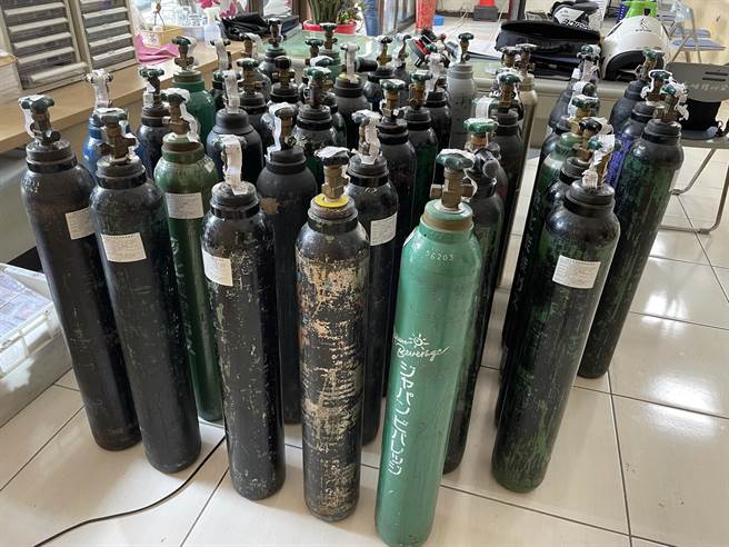 疫情趋缓，新北市环保局与警察局共同合作展开稽查，上月25日在新北市五股区一处民宅内查获非法贮存笑气案件，共查扣57支笑气钢瓶。（翻摄）