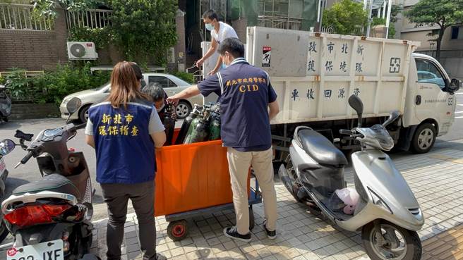 疫情趋缓，新北市环保局与警察局共同合作展开稽查，上月25日在新北市五股区一处民宅内查获非法贮存笑气案件，共查扣57支笑气钢瓶。（翻摄）