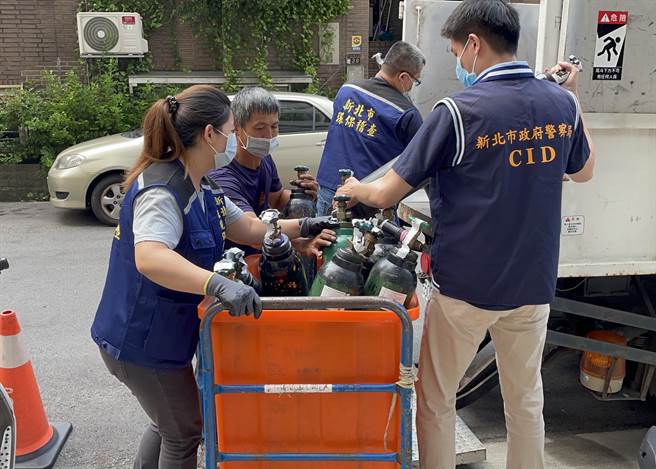 疫情趋缓，新北市环保局与警察局共同合作展开稽查，上月25日在新北市五股区一处民宅内查获非法贮存笑气案件，共查扣57支笑气钢瓶。（翻摄）