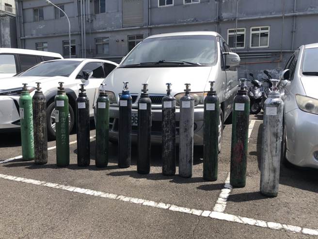 疫情趋缓，新北市环保局与警察局共同合作展开稽查，上月25日在新北市五股区一处民宅内查获非法贮存笑气案件，共查扣57支笑气钢瓶。（翻摄）
