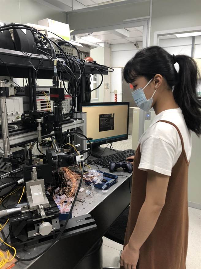 台科大电子所林依萱为台科大与九州大学首批硕士班双联学位毕业生。（台科大提供／林志成台北传真）