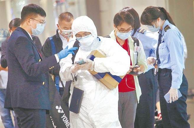 圖為桃園機場入境管制區內，防疫人員協助下機旅客申報入境健康資料的畫面，與本新聞無關。（本報資料照片）