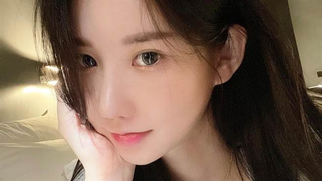 韩国网红DJ MIU近日在IG上PO出多张辣照，令网友们忍不住暴动。（图／IG@2km2km）