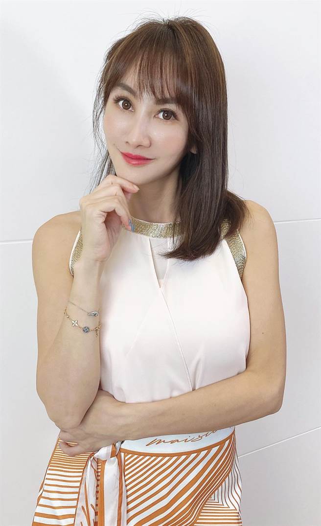 王宥忻靠投資累積逾10億身家，她日前斜槓推出網路節目《向宇宙下訂單》。（固力狗娛樂提供）