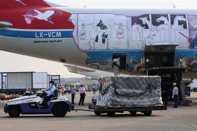 首批BNT疫苗2日运抵桃园机场。（陈麒全摄）