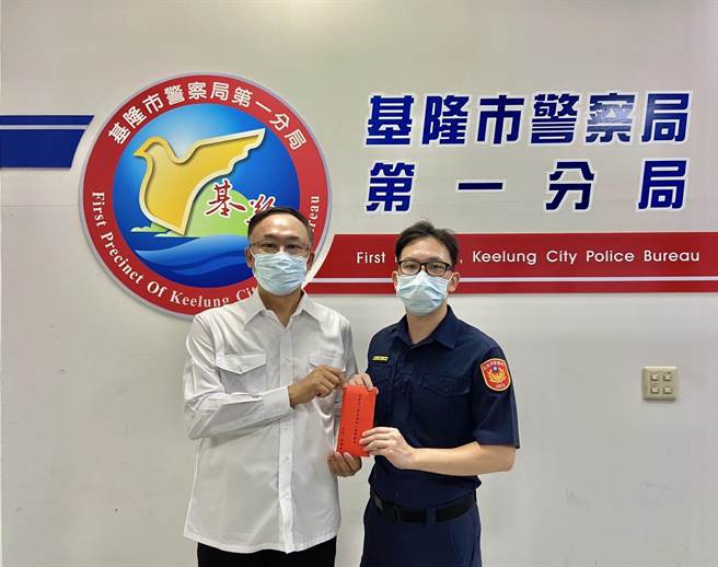 警察局长刘耀钦（左）今天上午亲自至第一分局颁发奖励金，对于同仁迅速破案表示讚许。（基隆市警局提供／陈彩玲基隆传真）