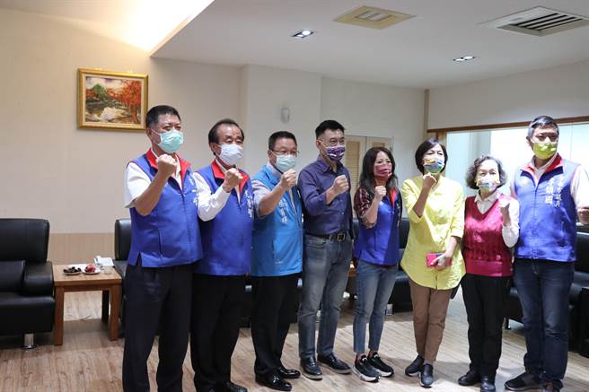 國民黨主席江啟臣（左四）2日到台南市議會民治議事廳拜會黨團議員，爭取國民黨主席選舉的支持。（張毓翎攝）