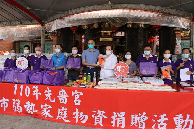 三級古蹟先嗇宮響應新北市好日子愛心大平台，特別將普渡後的供品物資包1200份及白米2萬5000斤，全部捐給新北市實物銀行。（新北市社會局提供）