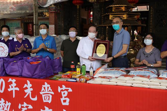 三級古蹟先嗇宮響應新北市好日子愛心大平台，特別將普渡後的供品物資包1200份及白米2萬5000斤，全部捐給新北市實物銀行。（新北市社會局提供）