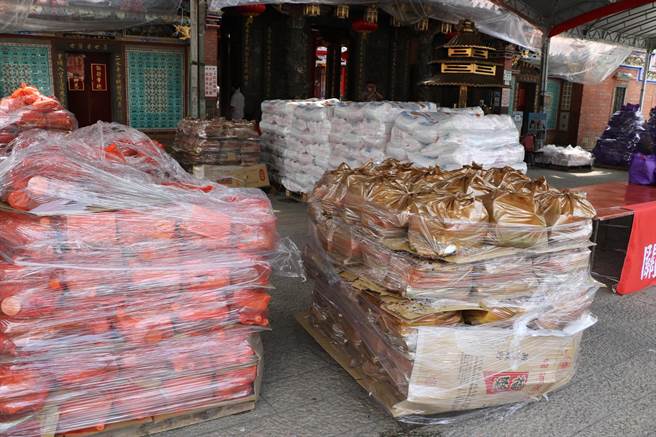 三級古蹟先嗇宮響應新北市好日子愛心大平台，特別將普渡後的供品物資包1200份及白米2萬5000斤，全部捐給新北市實物銀行。（新北市社會局提供）