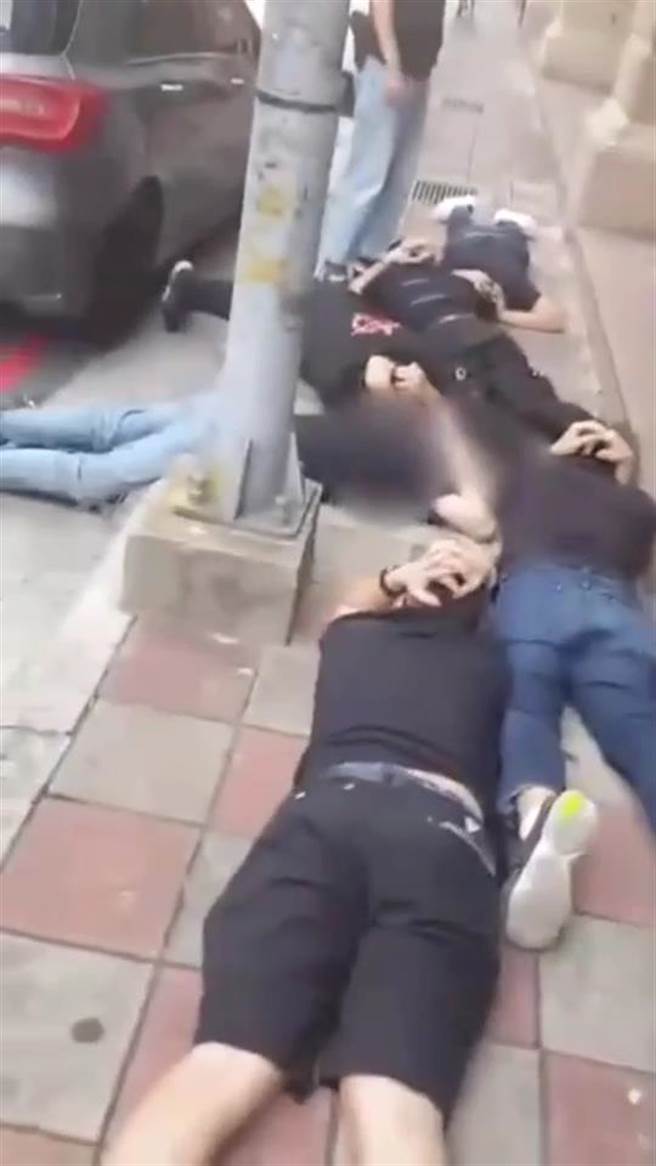 警方共逮捕18名嫌犯到案，依诈欺、组织等罪嫌送办。(翻摄照片／林郁平台北传真）