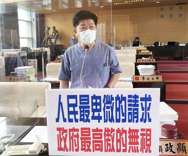 市議會國民黨書記長陳政顯今天在質詢時，大罵衛福部長陳時中對BNT先擋後接機，不會覺得丟臉嗎？（陳世宗攝）