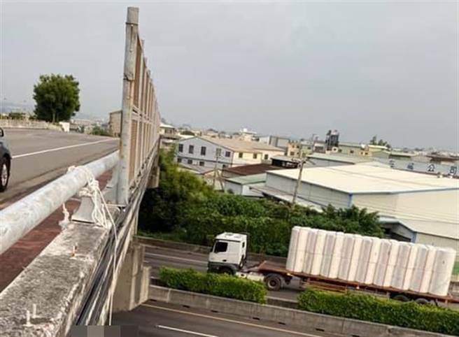 女子轻生吊挂在国道跨越桥上，吓坏晨运民眾及路过鴐驶人。（民眾提供／王文吉台中传真）