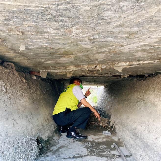 市議員楊典忠發現溪頭路橋下鋼筋裸露，要求市府相關單位盡速修復。（陳淑娥攝）