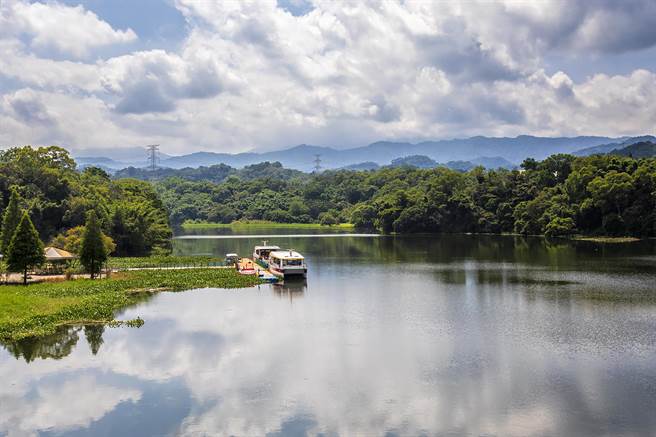 新竹县峨眉乡知名的峨眉湖绿能电动游艇环湖观光，因疫情和合约到期停驶，乡公所要重新申请水权和招标，无法确定何时能復驶。（罗浚滨摄）
