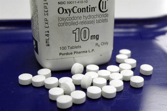 普度製藥（Purdue Pharma）生產的處方止痛藥「奧施康定」（OxyContin），被認為助長美國鴉片類藥物成癮現象盛行，面臨數以千計官司。(圖/美聯社) 