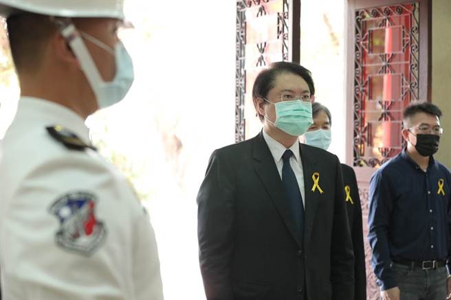 基隆市長林右昌今日上午參加秋祭國殤大典時受訪表示，很開心疫苗到位。（基隆市政府提供／陳彩玲基隆傳真）