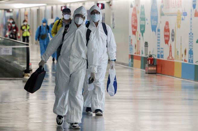 60多岁台男突破性感染，曾打过1剂AZ和2剂BNT。图为民眾入境桃园机场检疫的画面。（本报系资料照）