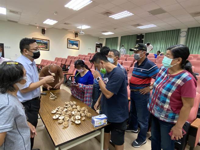 农试所吕昀陞博士担任讲师向学员说明段木香菇知识。（东势林管处提供／王文吉台中传真）