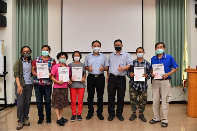 东势林管处长张弘毅（右四）颁发结业证书并与学员合影。（东势林管处提供／王文吉台中传真）