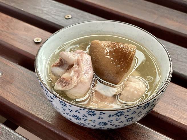 美味段木香菇菇鸡汤。（东势林管处提供／王文吉台中传真）