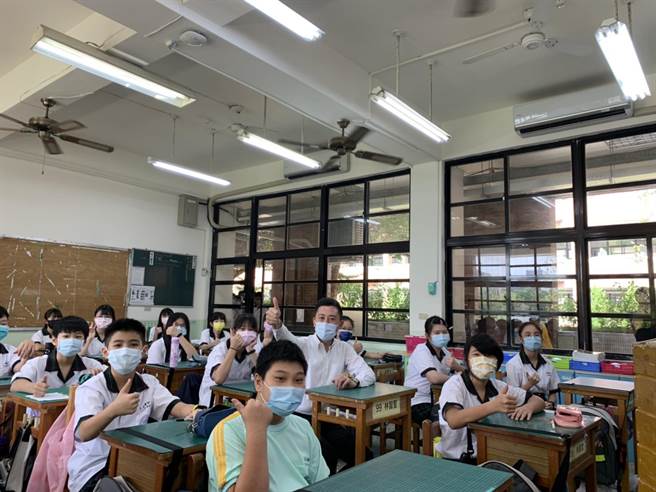 新竹市府于2019年抢先全台启动降温计画，今年2月已完成全市46所公立国中小4700台冷气的装设。（邱立雅摄）