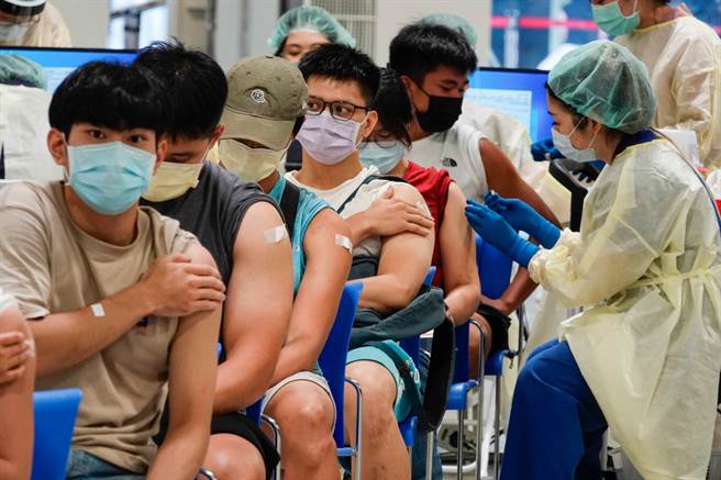 專家指出，在疫苗不足的狀況下，應該讓長輩先施打第二劑疫苗，陳時中表示，這個問題永遠沒有辦法解。（報系資料照／黃子明攝）