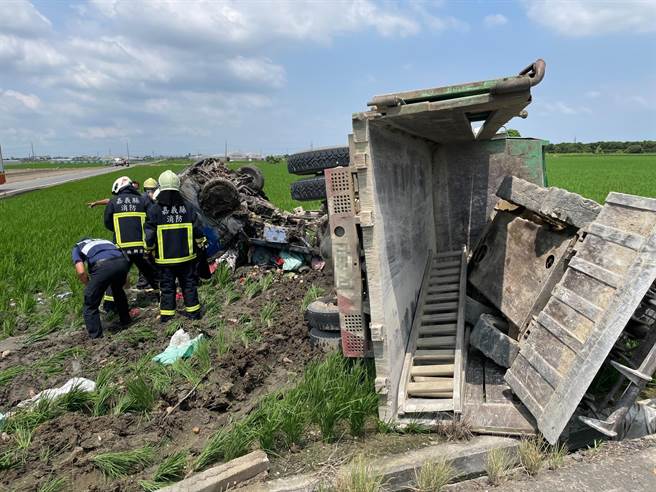 嘉义县太保市一处产业道路2日中午12点左右发生重大车祸，一辆载着山猫的大货车与小货车高速撞击，两车皆翻覆摔落田间。（嘉义县消防局提供∕吕妍庭嘉义传真）