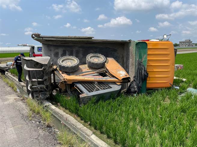 嘉义县太保市一处产业道路2日中午12点左右发生重大车祸，一辆载着山猫的大货车与小货车高速撞击，两车皆翻覆摔落田间。（嘉义县消防局提供∕吕妍庭嘉义传真）