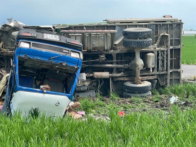 嘉义县太保市一处产业道路2日中午12点左右发生重大车祸，一辆载着山猫的大货车与小货车高速撞击，两车皆翻覆摔落田间。（嘉义县消防局提供∕吕妍庭嘉义传真）
