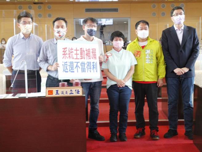 台中市议员张耀中等人，今天在议会要求交通局应主动清查，并主动联繫返还不当得利的金额。（陈世宗摄）