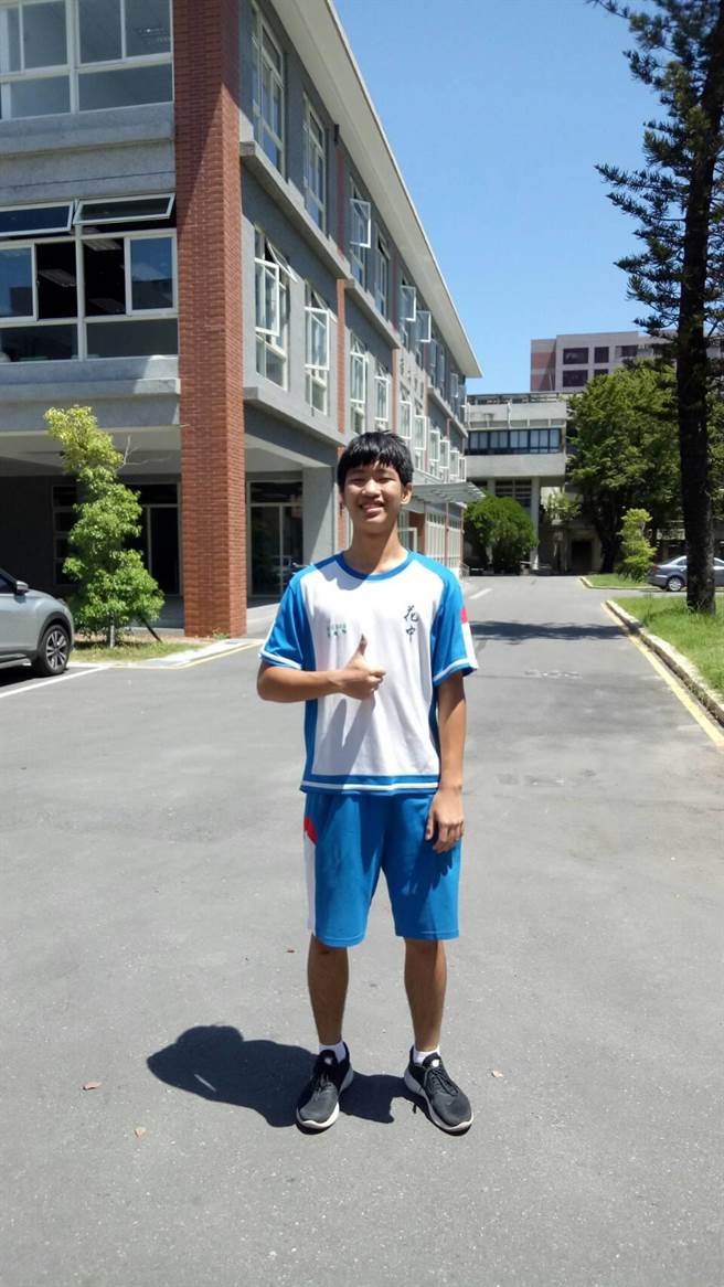 就读国立花莲高中3年级的蔡铭哲，常自认能力比他人差，不过遇到不懂的地方，或是不会的问题，藉由请教老师、同学，想尽办法找到答案，因着这样的学习态度，让他在第14届国际地球学奥林匹亚竞赛中，替台湾夺下一面金牌。（花中提供／罗亦晽花莲传真）