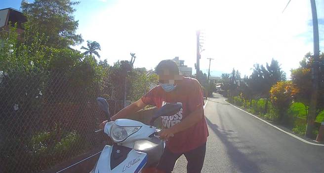 警方日前巡邏發現1名男子豔陽下牽著爆胎的機車步行，上前關心時，男子卻神色慌張說：「不需要協助！」令警方覺得可疑，經查該輛車就是提告女子機車，當場將男子逮捕。(警方提供／林雅惠高雄傳真)