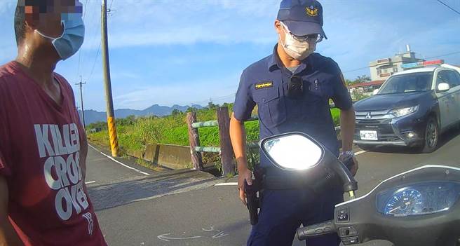警方日前巡邏發現1名男子豔陽下牽著爆胎的機車步行，上前關心時，男子卻神色慌張說：「不需要協助！」令警方覺得可疑，經查該輛車就是提告女子機車，當場將男子逮捕。(警方提供／林雅惠高雄傳真)