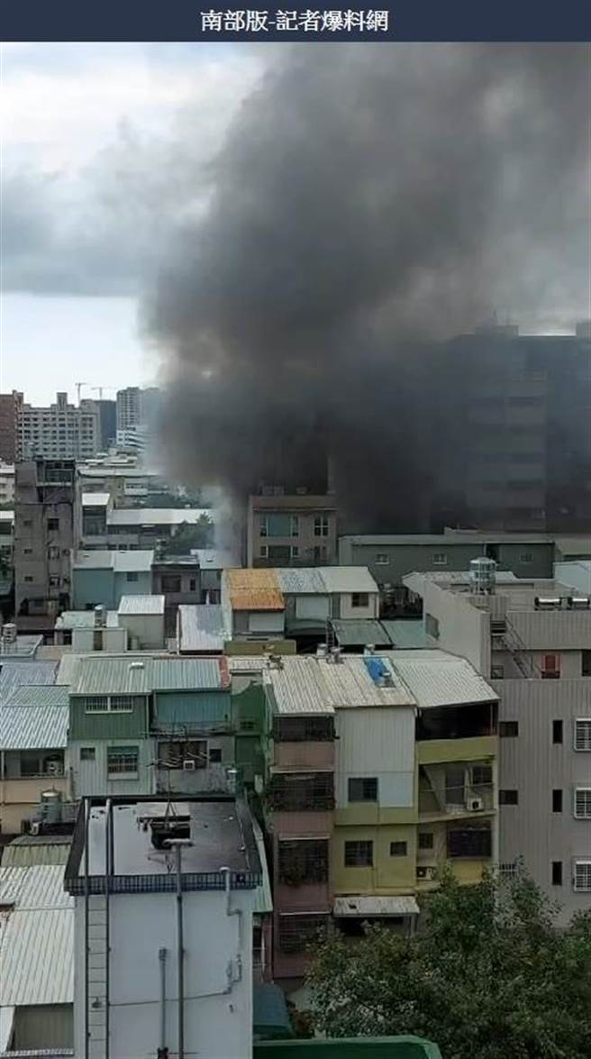 高市三民區建國三路1間集合式住宅，2日下午14時48分許傳出火警，濃煙竄上空中，畫面驚人。（翻攝自記者南部版爆料網／石秀華高雄傳真）