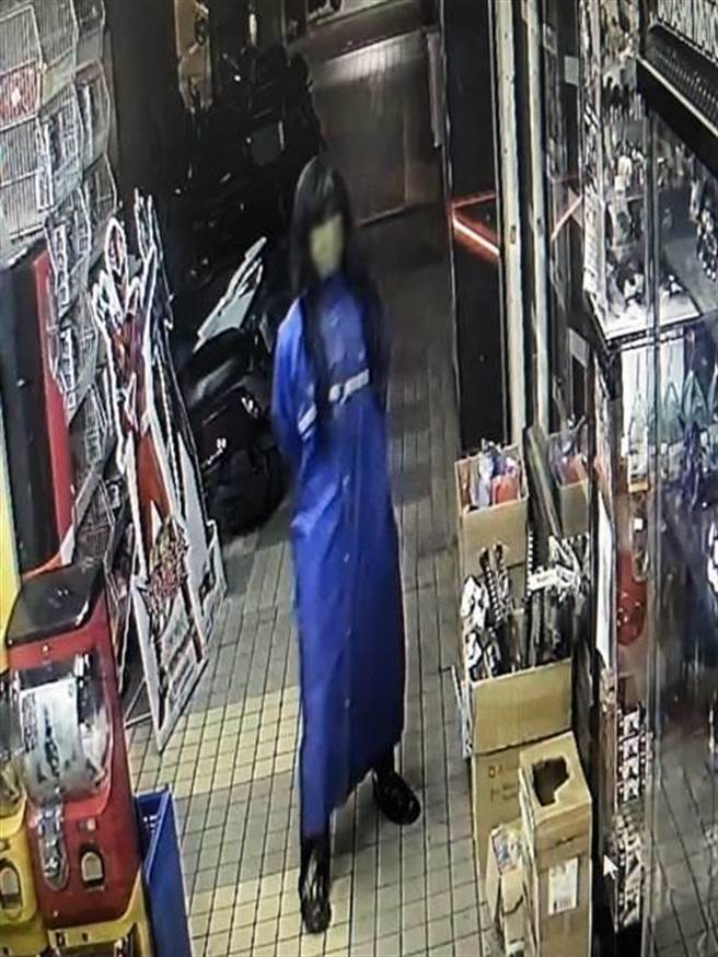 姜姓男子穿雨衣戴假髮上月9日在太原路行竊公仔。（圖／李文正翻攝）
